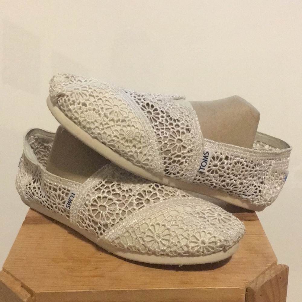 lacy Toms, size 8